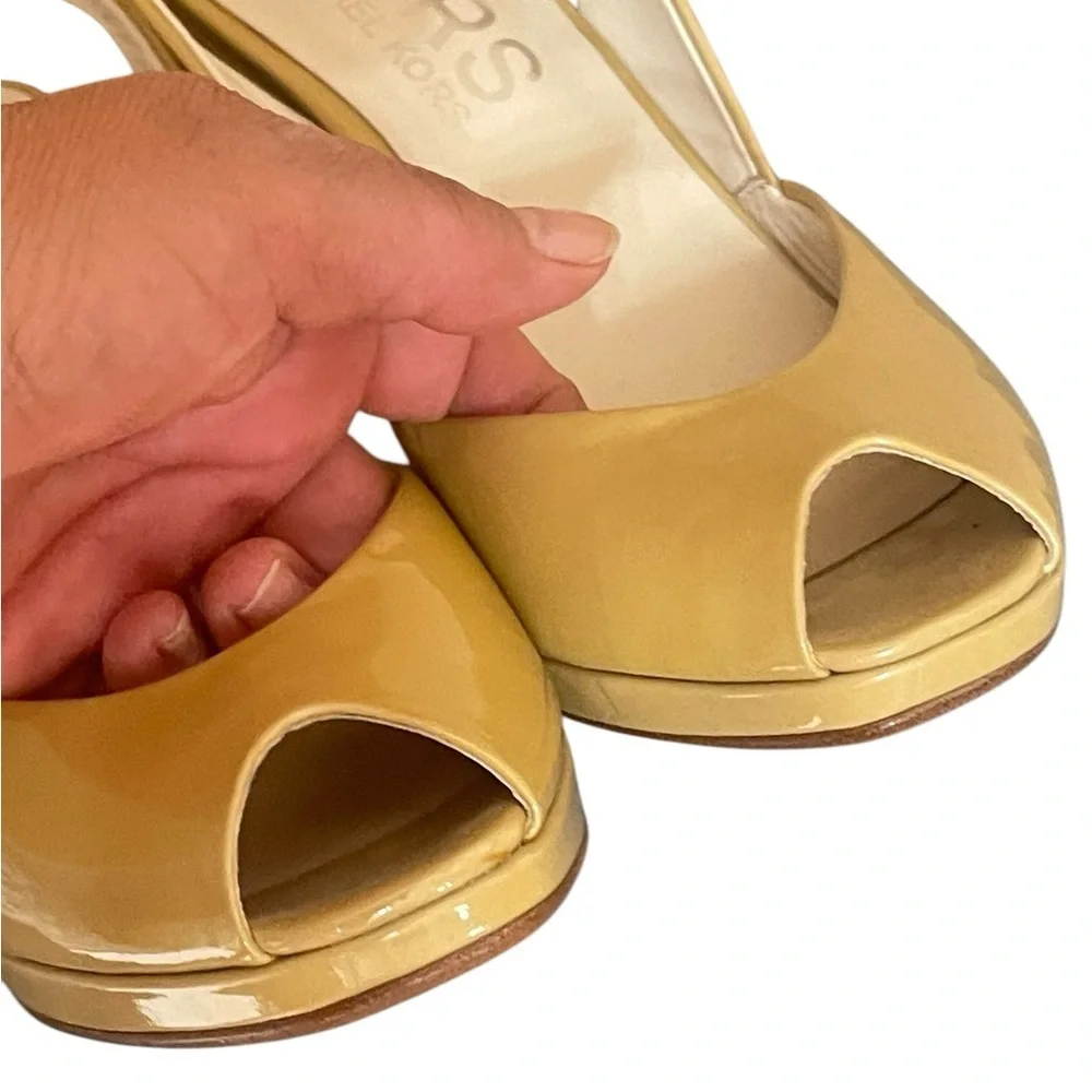 MICHAEL KORS Tan Patent
Leather 4" High Wedge Open Toe
Slingback Shoes size 7.5M - Picture 10 of 13